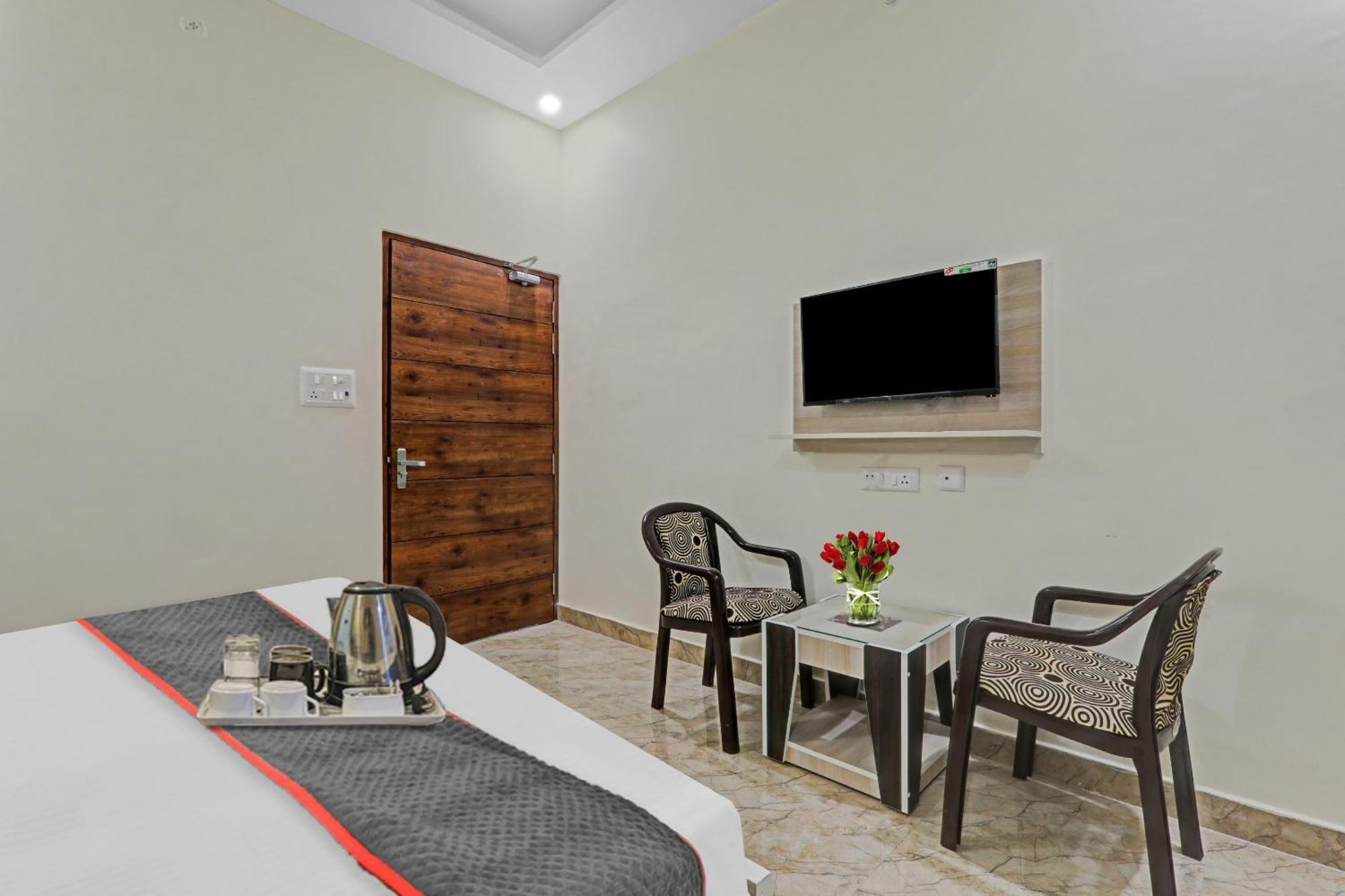Townhouse P.S.Palace Near Amausi Metro Station Lucknow Esterno foto