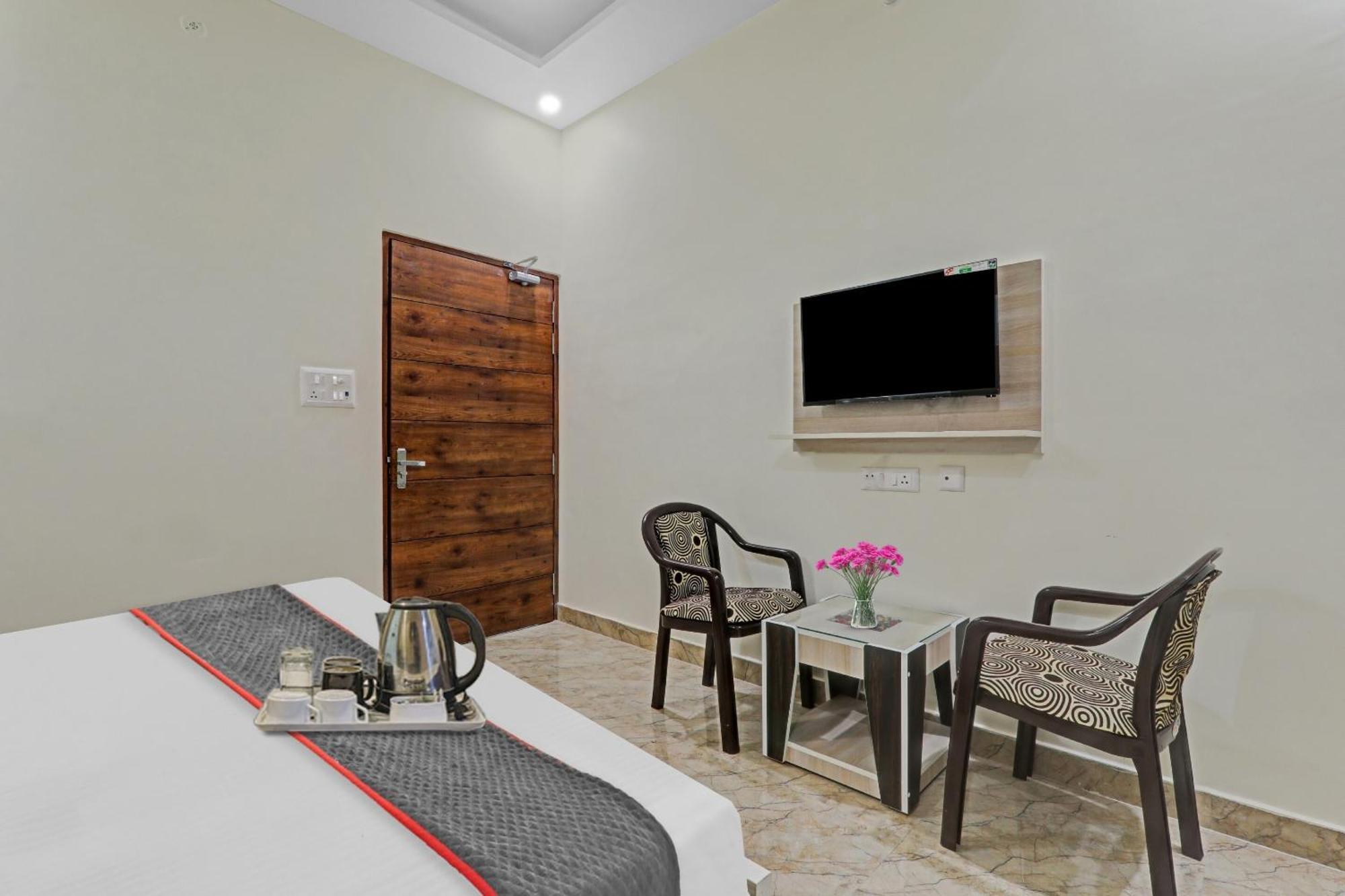 Townhouse P.S.Palace Near Amausi Metro Station Lucknow Esterno foto