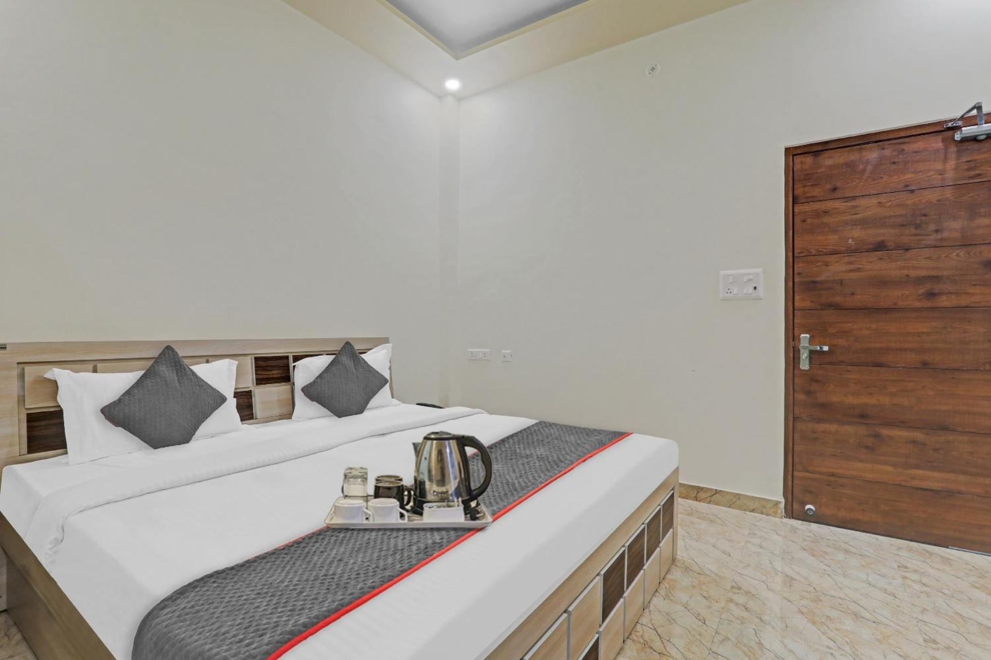 Townhouse P.S.Palace Near Amausi Metro Station Lucknow Esterno foto