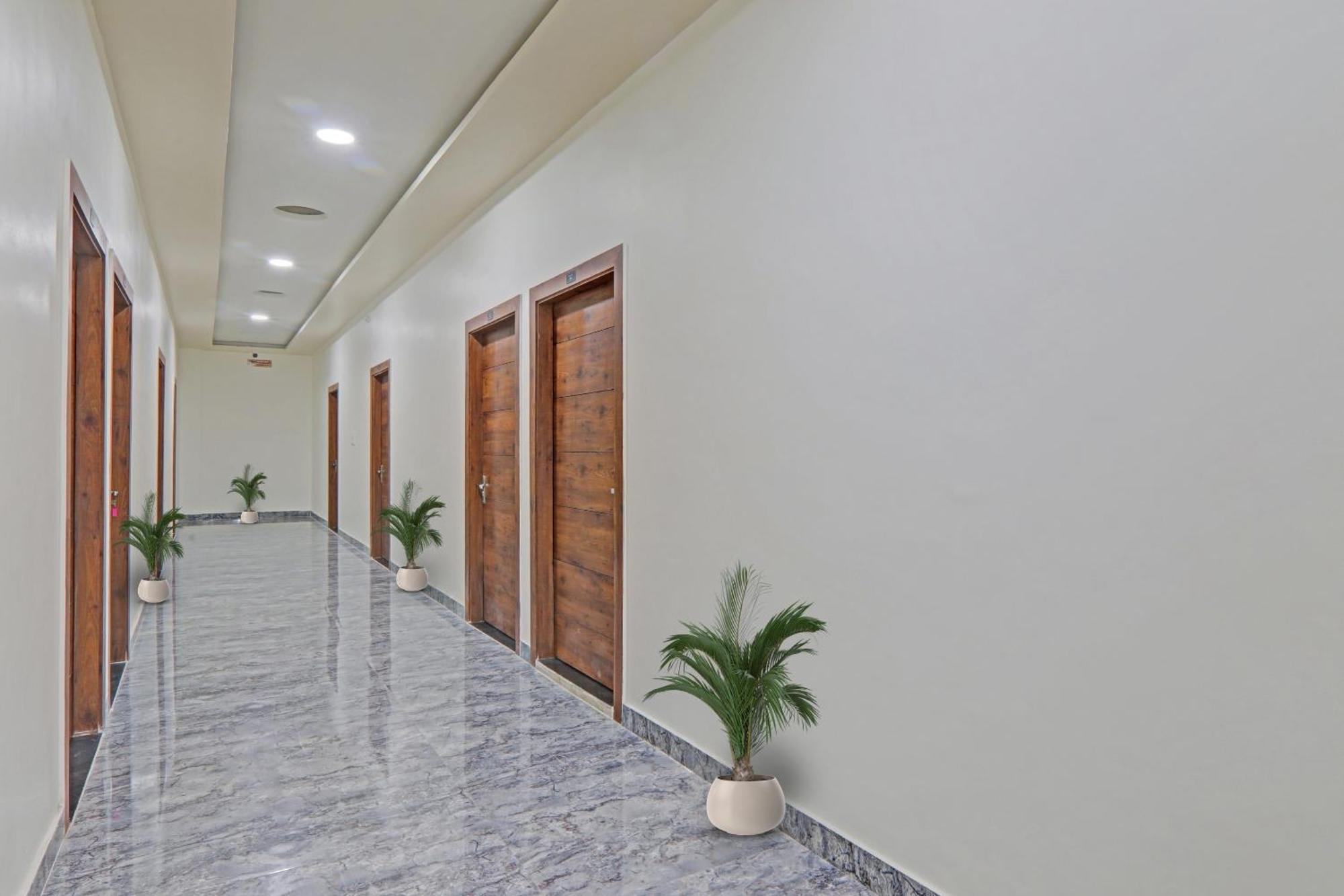 Townhouse P.S.Palace Near Amausi Metro Station Lucknow Esterno foto