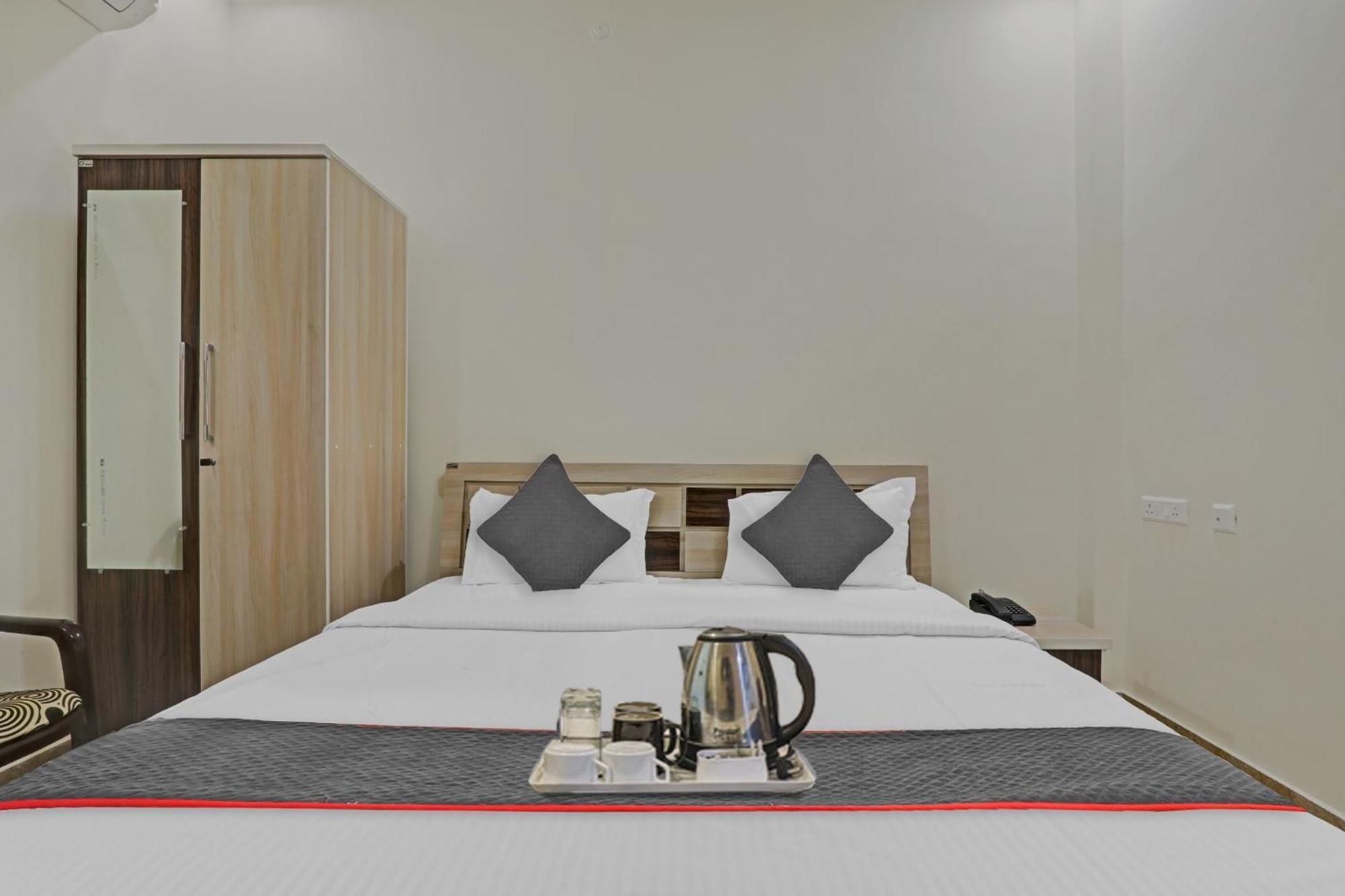 Townhouse P.S.Palace Near Amausi Metro Station Lucknow Esterno foto