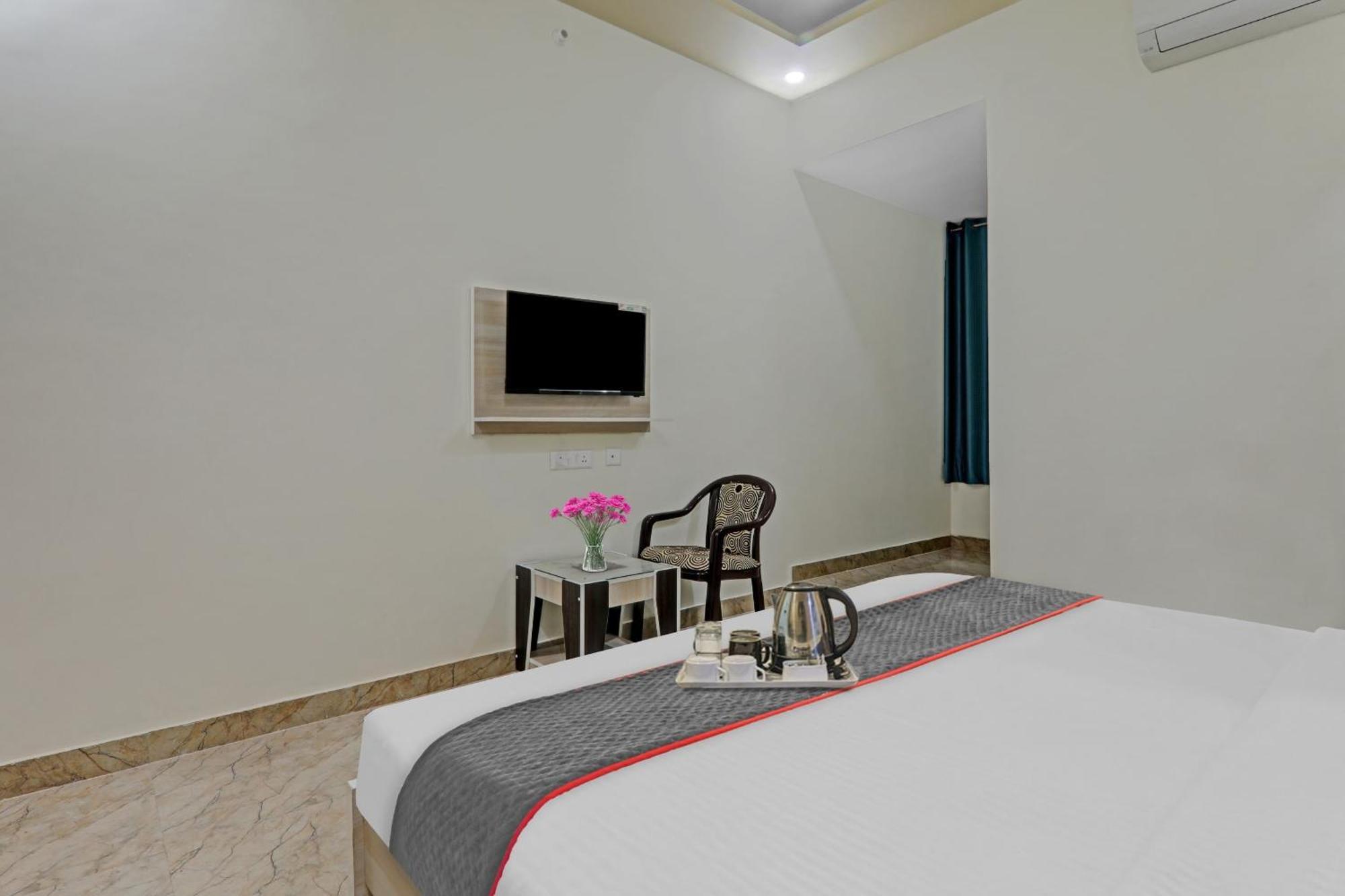 Townhouse P.S.Palace Near Amausi Metro Station Lucknow Esterno foto