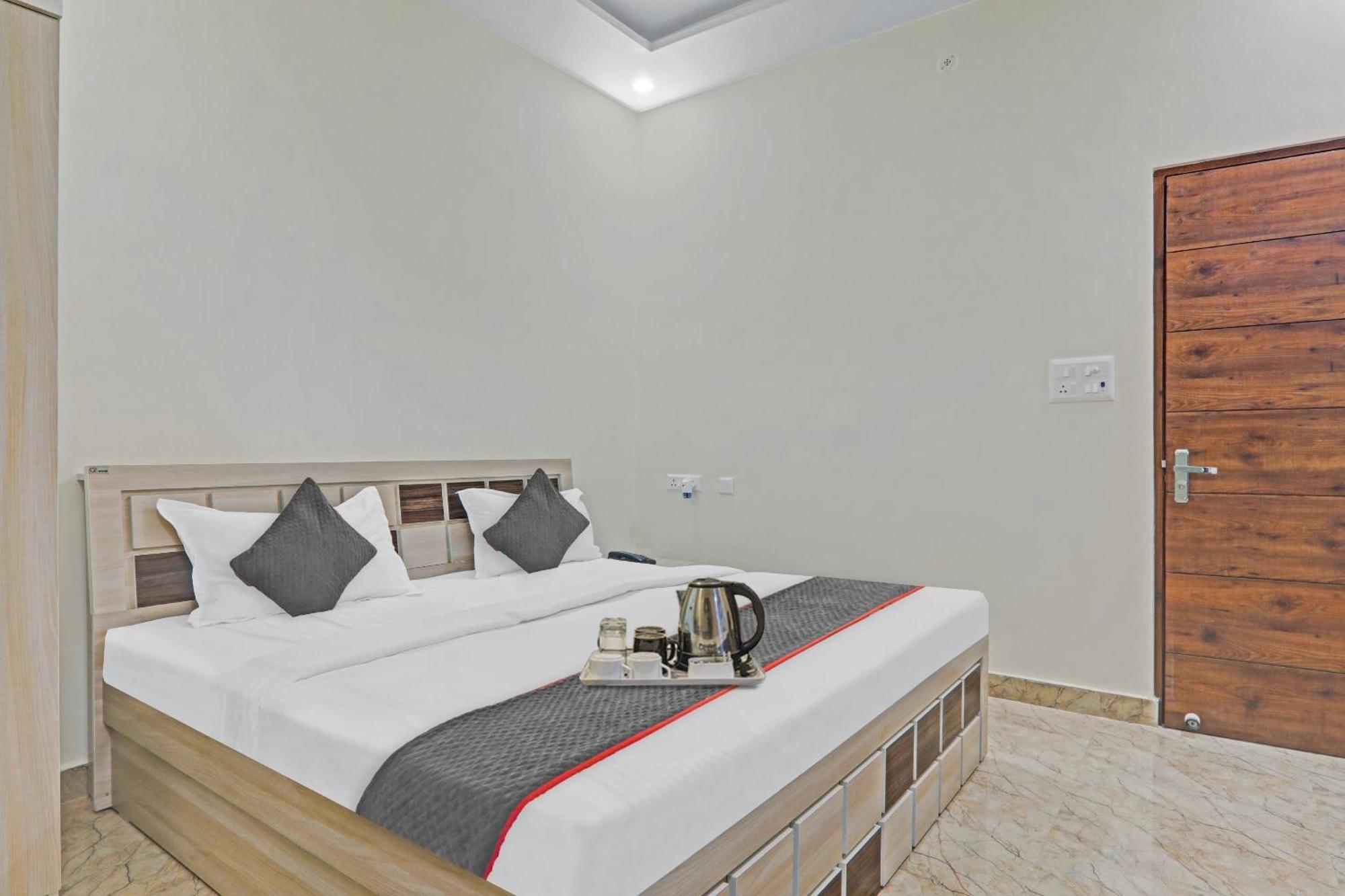 Townhouse P.S.Palace Near Amausi Metro Station Lucknow Esterno foto