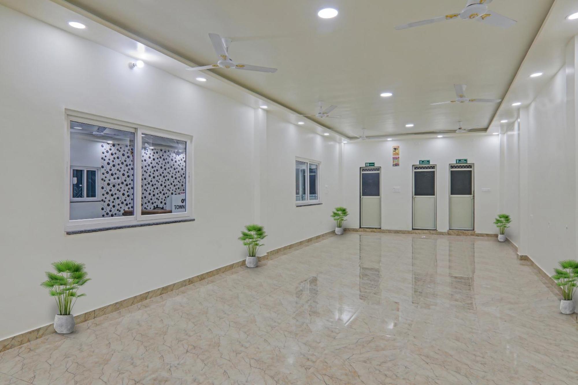 Townhouse P.S.Palace Near Amausi Metro Station Lucknow Esterno foto